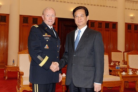 Premierminister Nguyen Tan Dung empfängt den Vorsitzenden des Vereinigten Stabschefs der US-Armee - ảnh 1